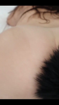 Un gatito mostrando su gatito