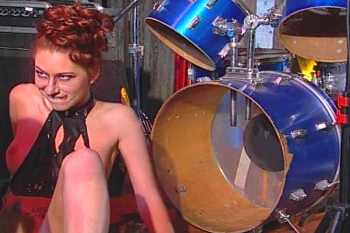 THAGSON RETRO: O curvă cu muie adâncă în gât este futută în pizdă în orgie...