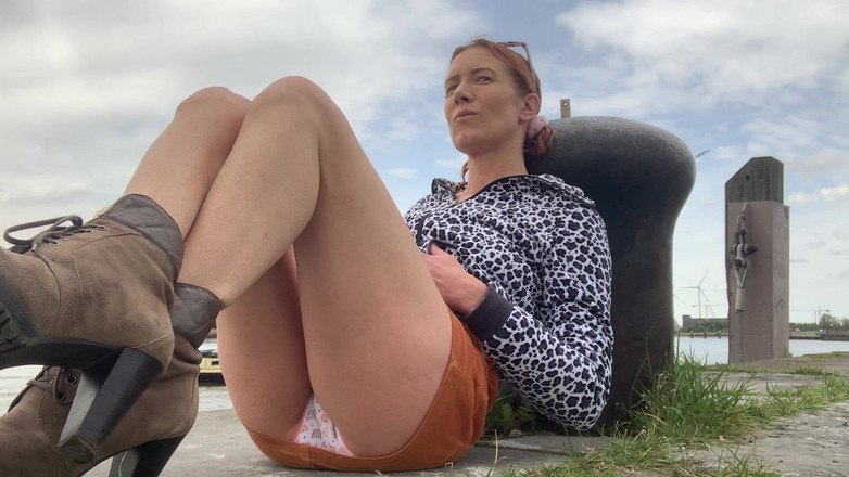 Lolacam: Quần lót cầu vồng bên ngoài