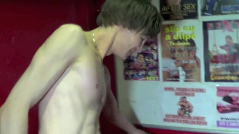 French Twinks Amator videos: Kelian unschuldiger twink von xxl schwanz im hinterzimmer in paris...