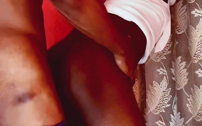 Demi sexual teaser: Murzynka Twink zostaje zerżnięta w ciemnym pokoju 2
