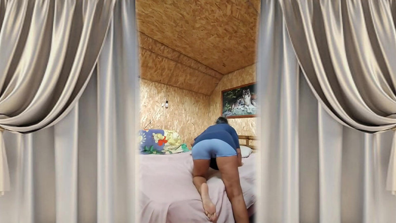 Lukerya: Sexy žena v domácnosti Lukerya vítá nový den