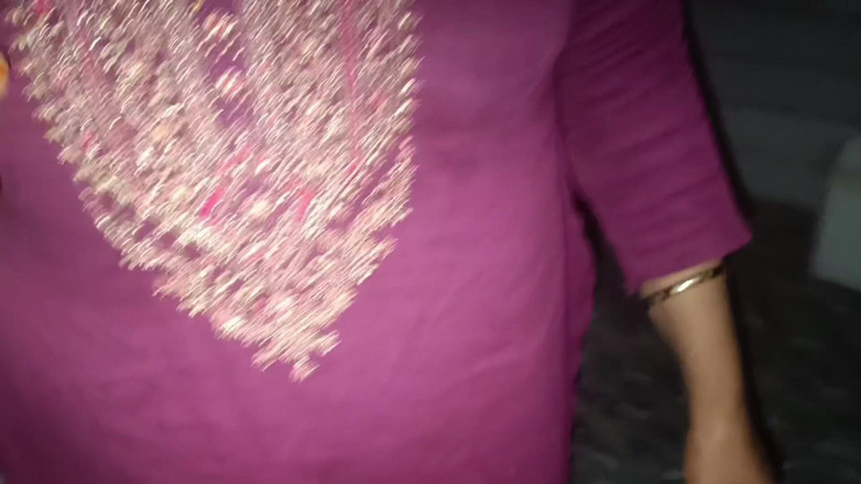 Bhabhi UP: Przyjaciel męża przyszedł i dał mi dużo herbaty