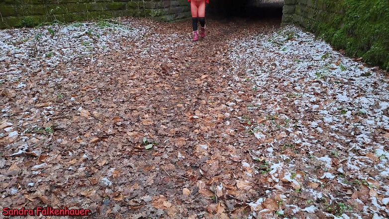 Sandra Falkenhauer: 레드 바디수트