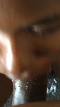 Ze slurpt lul totdat hij op haar gezicht klaarkomt!! Deel 2