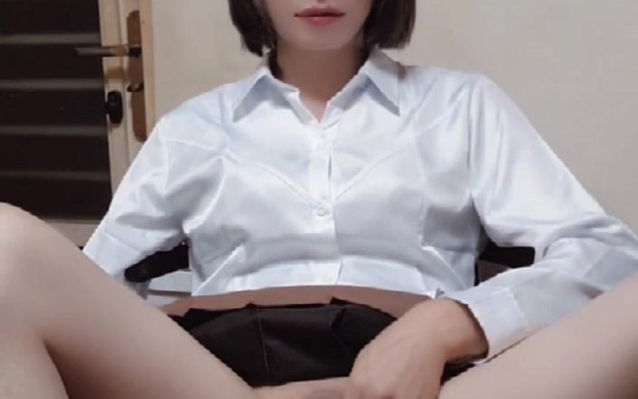 Taiwancdgirl: Une étudiante en mini-jupe et plug anal.