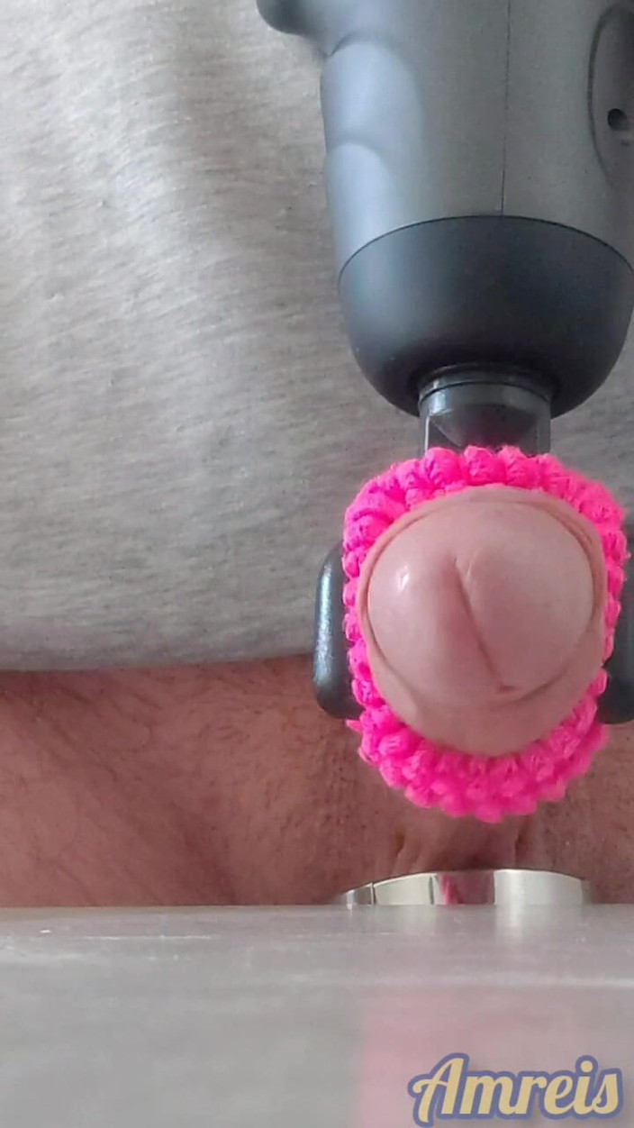 Amreis: Ein massage-spielzeug melkt meinen schwanz zu einem pulsierenden orgasmus