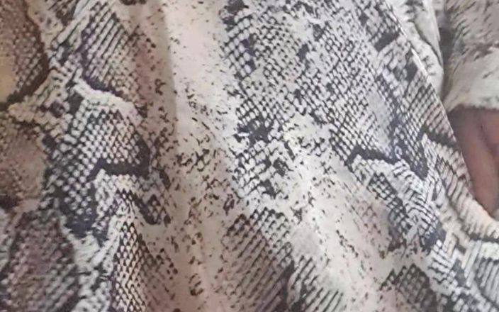 Mommy big hairy pussy: Sin bragas debajo del vestido