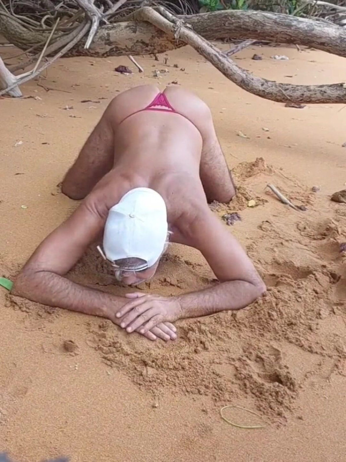 Ladysilvas: Ladysilva dalam seluar dalam merah di pantai menunjukkan pantat panasnya