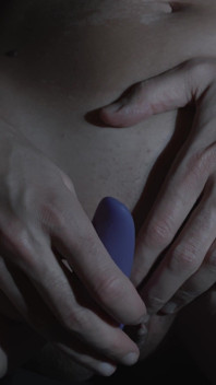Ritardo il suo orgasmo diverse volte fino a quando non viene davvero duro
