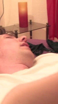 Une nana blonde se fait sodomiser et éjaculer dessus