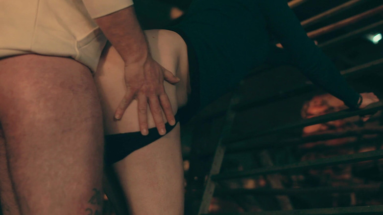 RedLili: Tlustý muž šuká malou femboy tgirl na farmě