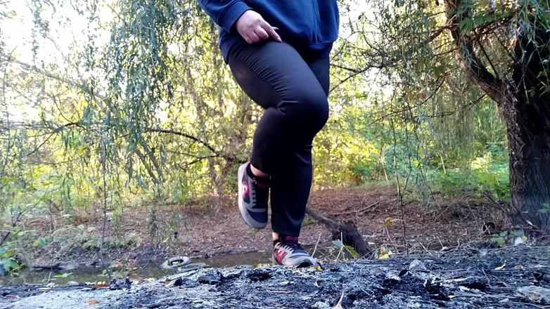 Elena: Мілфа в джинсах і гігієнічній прокладці на трусиках писяє на річці