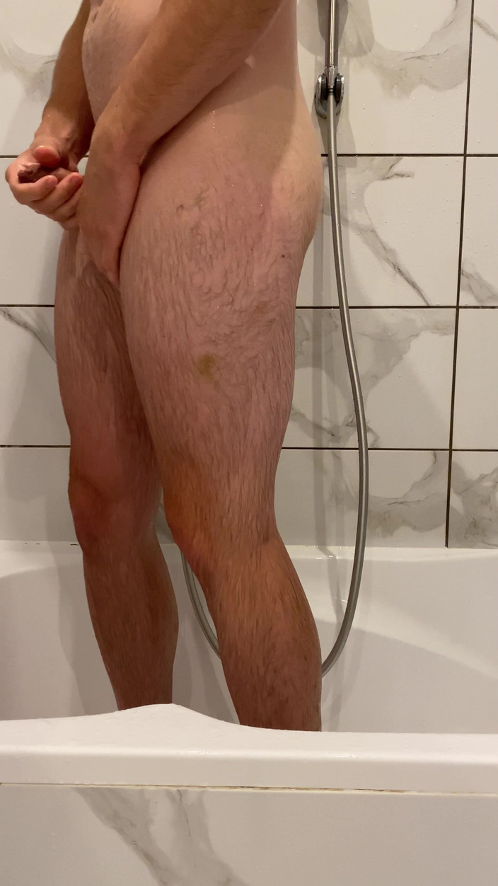 1TeddyBear1: La mañana comienza justo cuando las gotas de agua calientes...