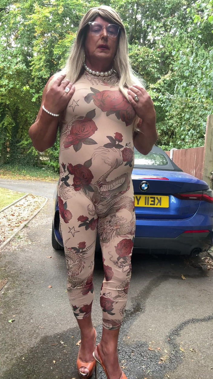 Kellycd2022: Sexig crossdresser Kellycd2022 i sexig blommig se genom kattdräkt och...