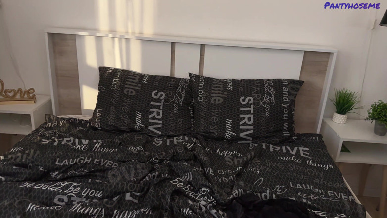 Pantyhose me porn videos: Ébano caliente en pantimedias blancas obtiene su primera polla blanca
