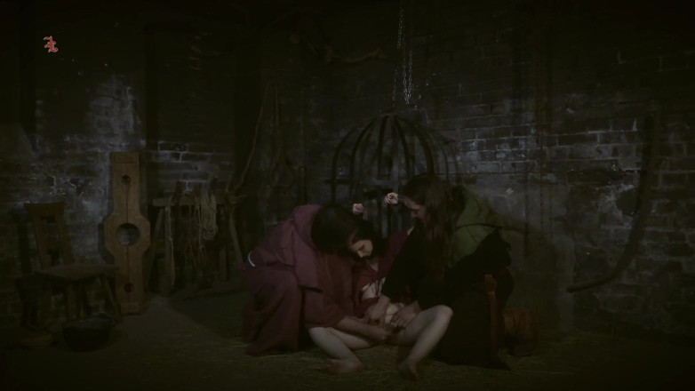 Inquisition and prison world: 偷- 一个被锁链锁住的女仆以一种特殊的方式得到面包和水