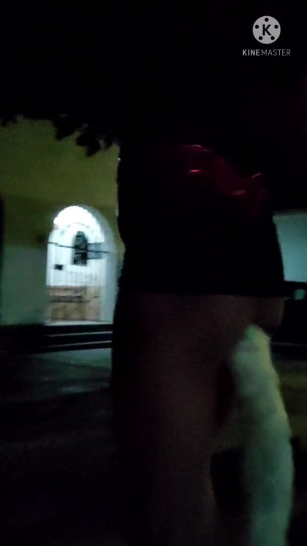 Traviezisha: Sissy transvesthemd in keuschheit geht nachts mit einem Fuchsschwanz-analplug in...