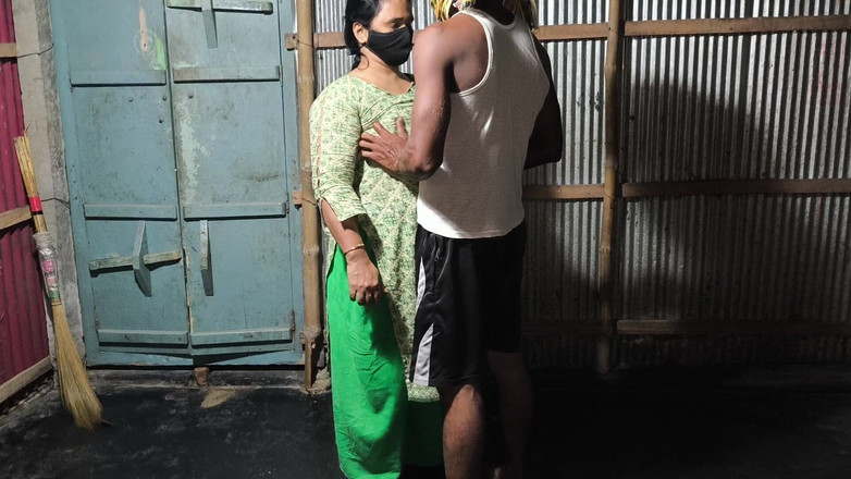 SAFI-SEXY: Abracé a mi tía y comencé a follarla por el...