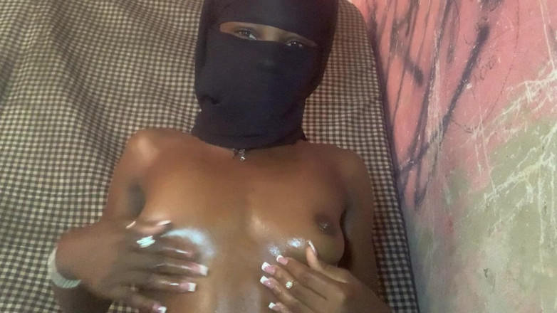 Browngurl234: Une petite black sexy profite d’un moment solo en caressant...
