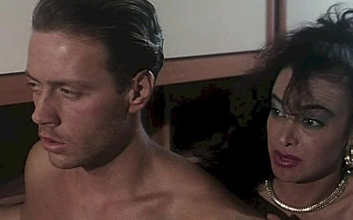 Inhonorof porn: Trio vintage : la copine de Rocco et une autre salope
