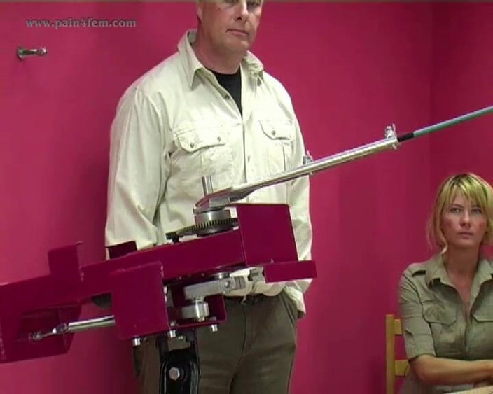 The Spanking Machine: Charlie spanking maschine - nackte auspeitschung