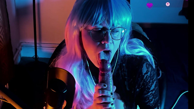 Big Clit Muse: フランスのカムガールがあなたをフェラし、あなたの大きなチンポでプライベートライブショーで抱かせる