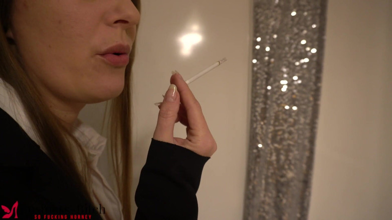 Business Bitch: affärskvinna som röker en cigarett