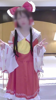 Îmbrăcăminte zveltă în stil Downer Girl Cosplayer își arată farmecul liniștit ca o fată de la shrine Reimu din nou 2