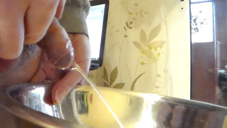 Sex hub male: 约翰在钢碗里撒尿的特写