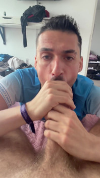 Straight Muscle Dude Gets Sucked by Flatmate