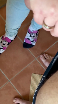 Sega in bagno bei piedi