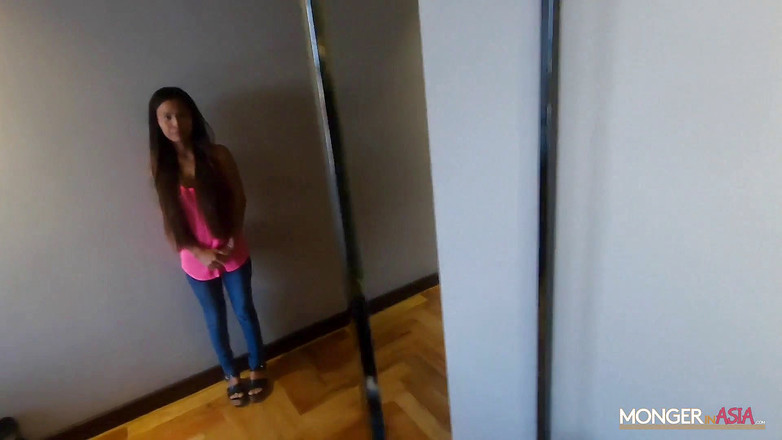 Monger In Asia: Zdesperowana dla pracy zgadza się uderzyć szefa