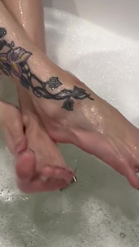 Nohy ve vaně a footjob s robertkem