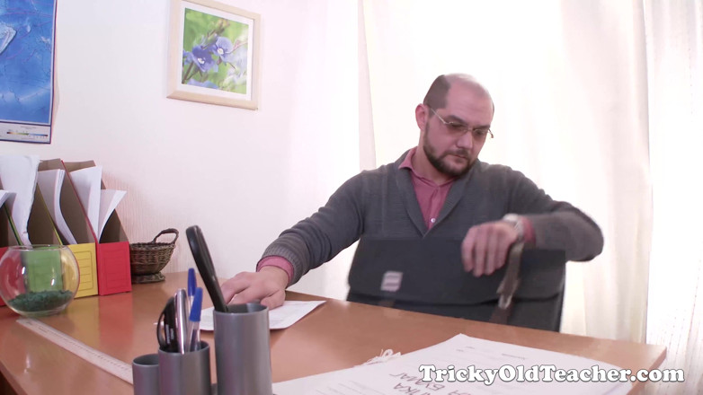 Tricky Old Teacher: Каролину склонил к сексу пожилой учитель