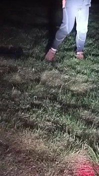 Svlékám Se a Honím Si Venku V Noci