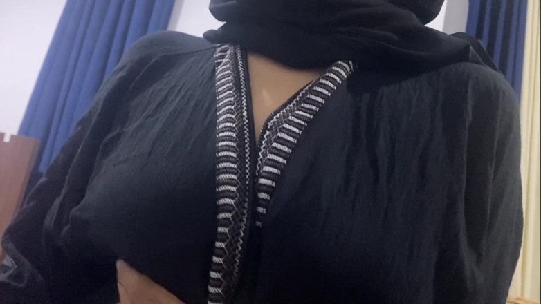 Arabicqueen: arbi paakistani bare stan vaali larki ko akele dabaaya gaya