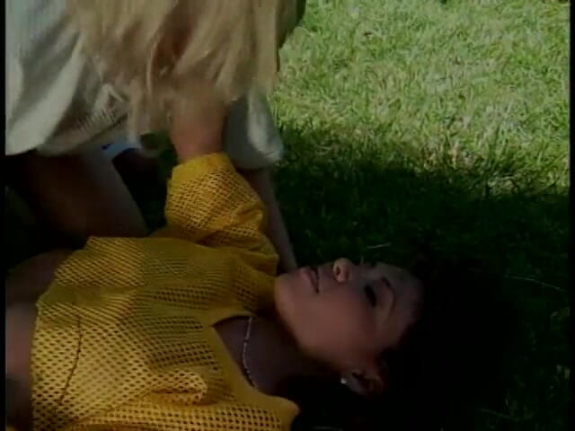 Girl on Girl: Les bombasses excitées aiment quand elles se doigtent la chatte