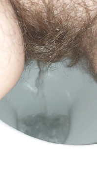 トイレでおしっこしている私のクローズアップ
