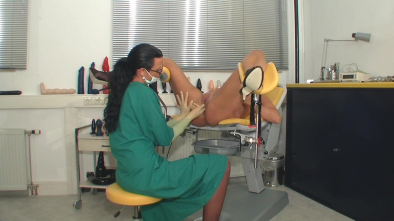 Rubber & Clinic Studio - 1ATOYS: Fisting dubur dan kongkek strap-on