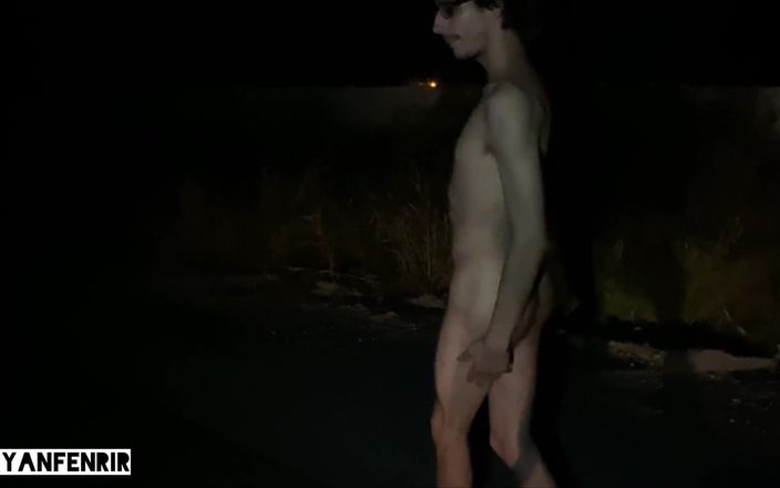 Ryan Fenrir: Ryan Fenrir stript en loopt down road