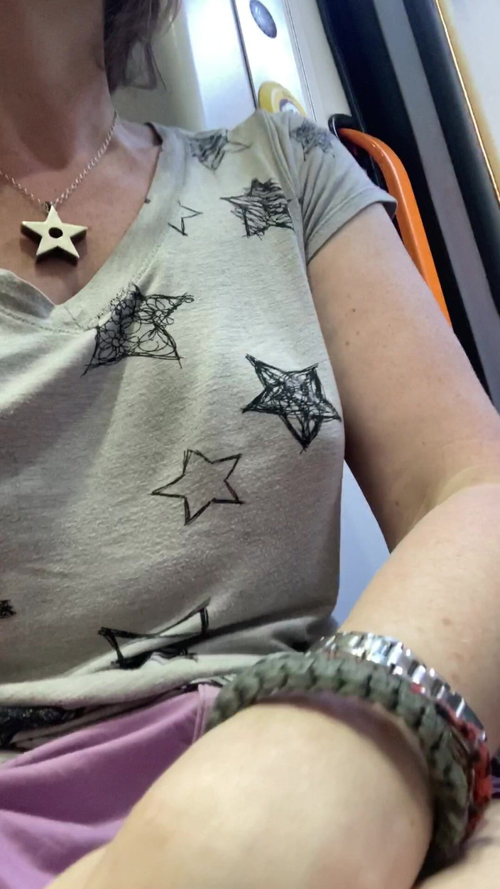 MistressWriggler: Muschi Und Schamhaare Spielen in Öffentlichen Verkehrsmitteln Lässt Meine Finger Erstaunlich...