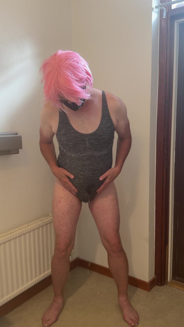 Julia Trans: Pelacur rambut merah muda masturbasi dan muncrat dan becek sendirian