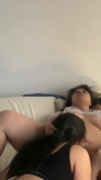 Kızımı sulu amını emerek birçok kez boşaltıyorum