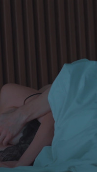 침대에서 새엄마의 젖탱이를 만지는 배다른 아들