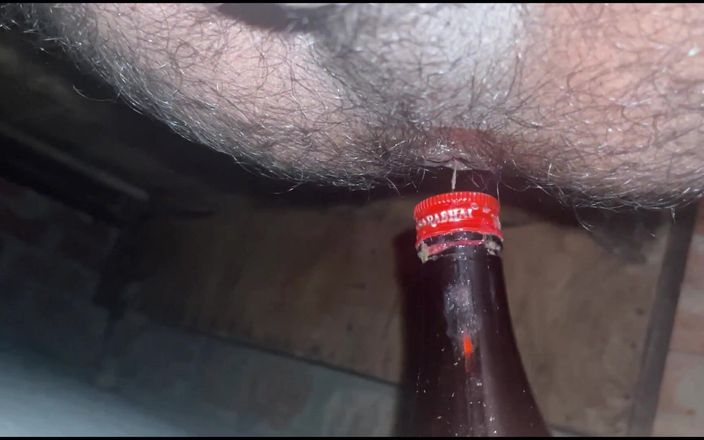 Sachitamute: El chico se mete una botella en el culo cuando...
