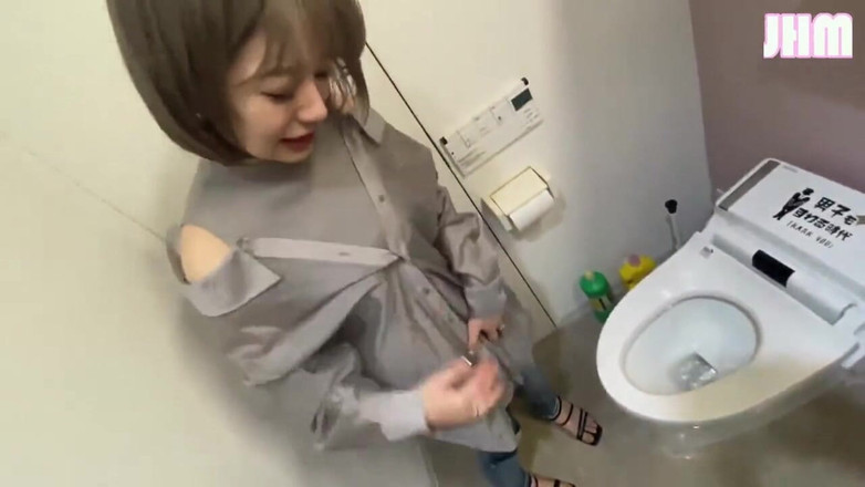 Japanese Hentai Matings: Štíhlá kráska zkoumá svobodu Hledání tichého uvolnění pod noční obloze
