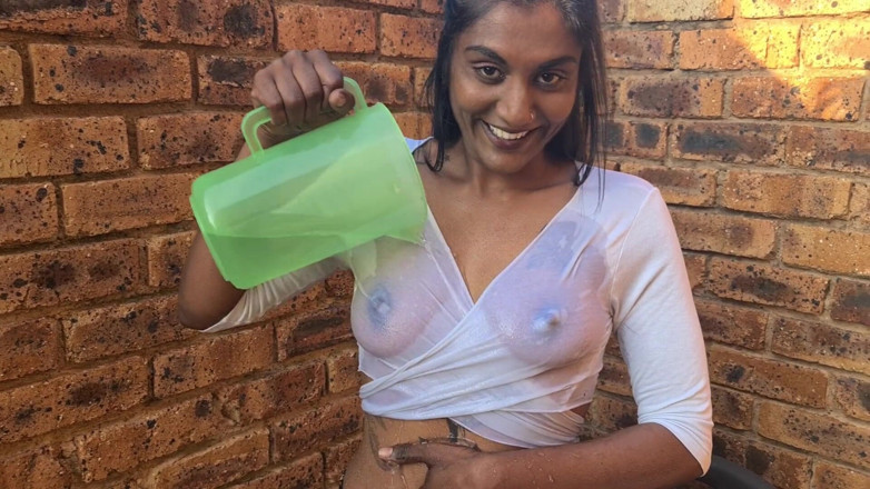 domslutfucker: India puta dando un juego de agua, show de camisas...