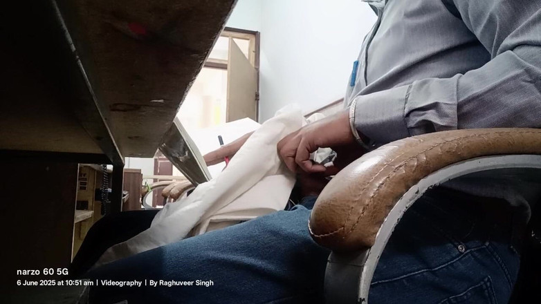 Rajasthani-old-lover: Un homme desi au bureau