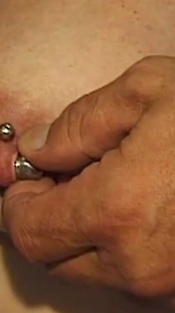 La MILF rossa mostra i suoi piercing estremi